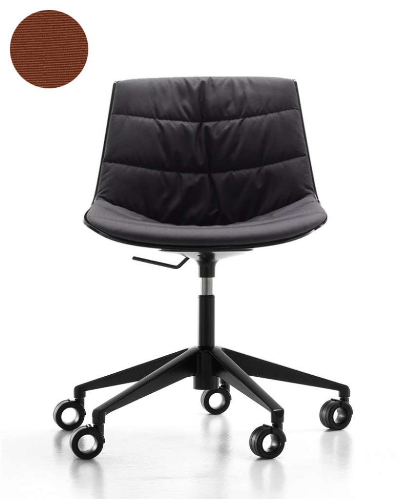 MDF Italia - Flow Drehstuhl 5 Sternfuß gepolstert - mit Rollen - Manila 464 cognac -  Schale und Gestell schwarz - indoor