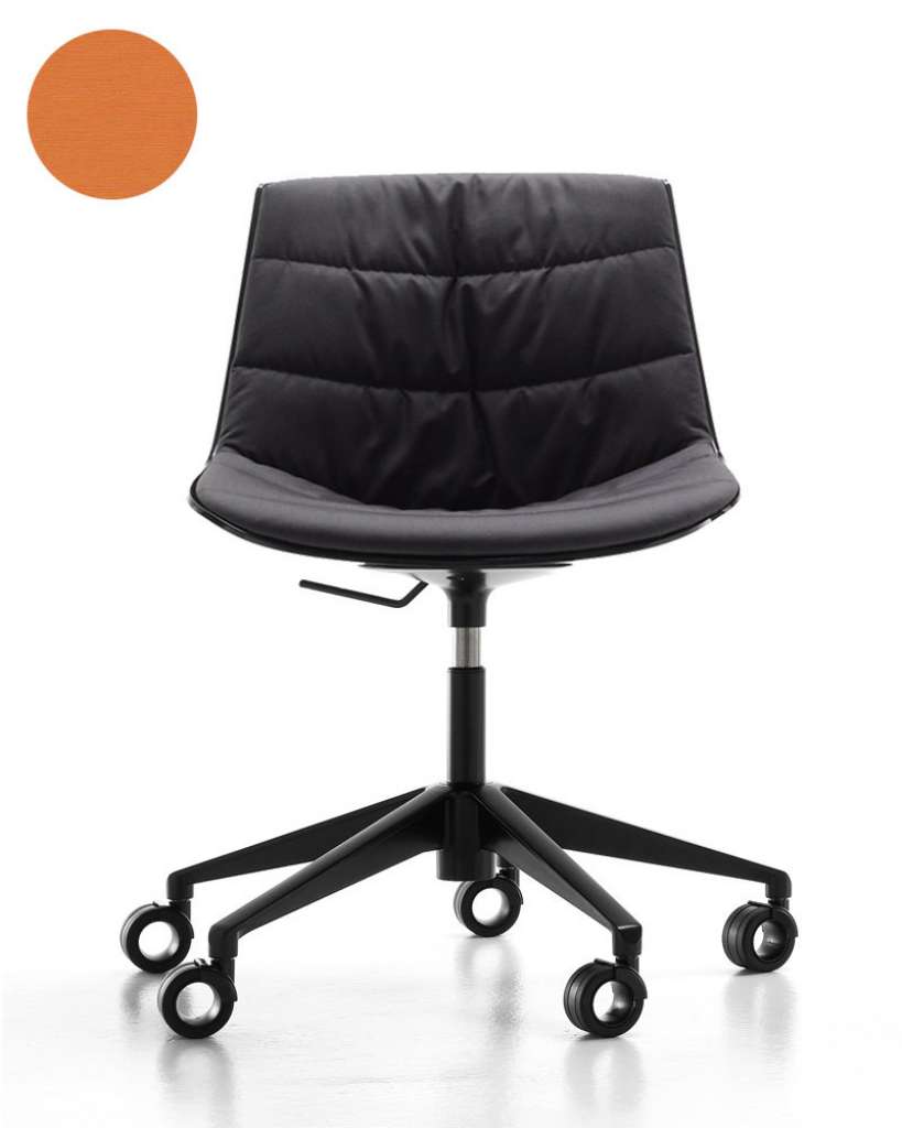 MDF Italia - Flow Drehstuhl 5 Sternfuß gepolstert - mit Rollen - Manila 564 orange -  Schale und Gestell schwarz - indoor