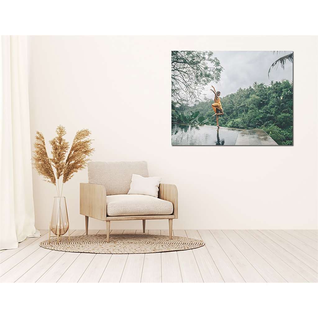 home24 Bild Happy woman