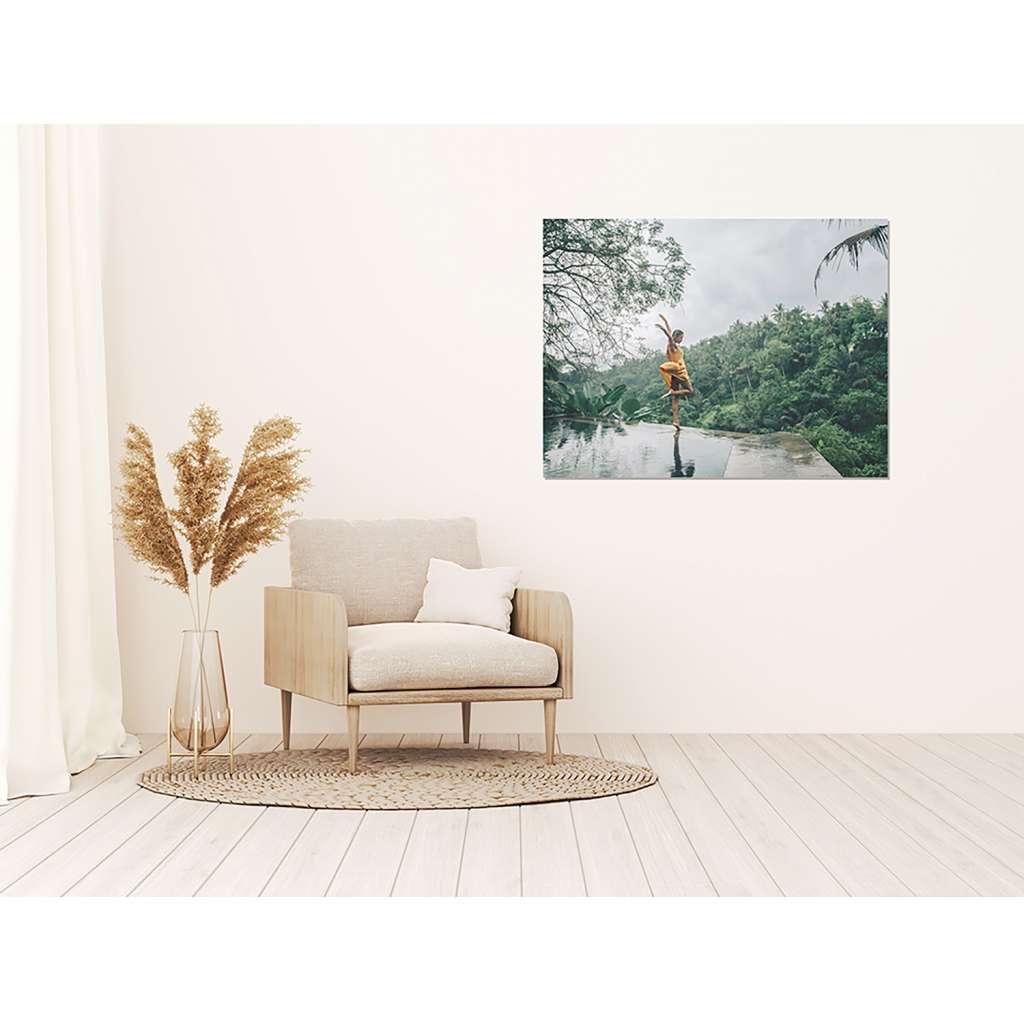 home24 Bild Happy woman