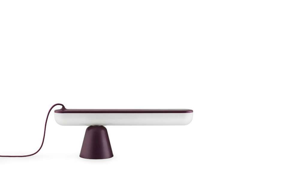 Normann Copenhagen - Acrobat Tischleuchte - aubergine - indoor