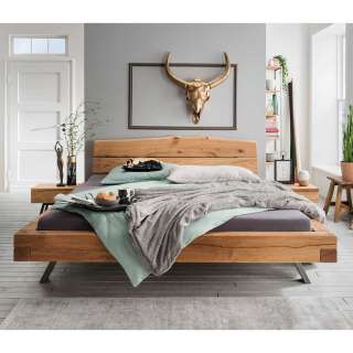 Massivholz Bett in Wildeichefarben geölt zwei Nachtkommoden (dreiteilig)