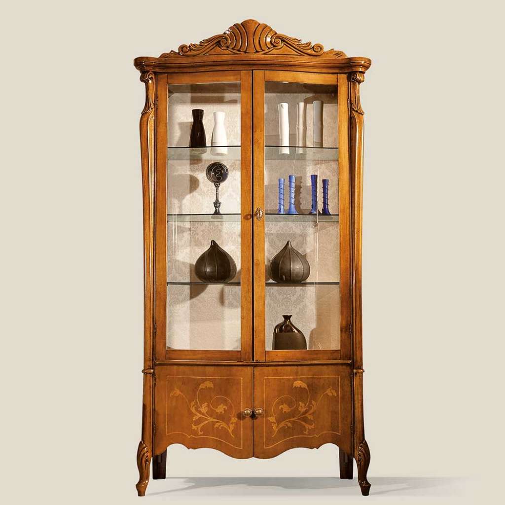 Barocke Esszimmer Vitrine in Nussbaumfarben Glastüren