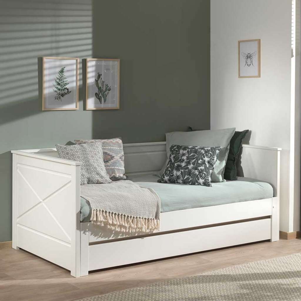 Weißes Kojenbett mit einem Ausziehbett Landhausstil