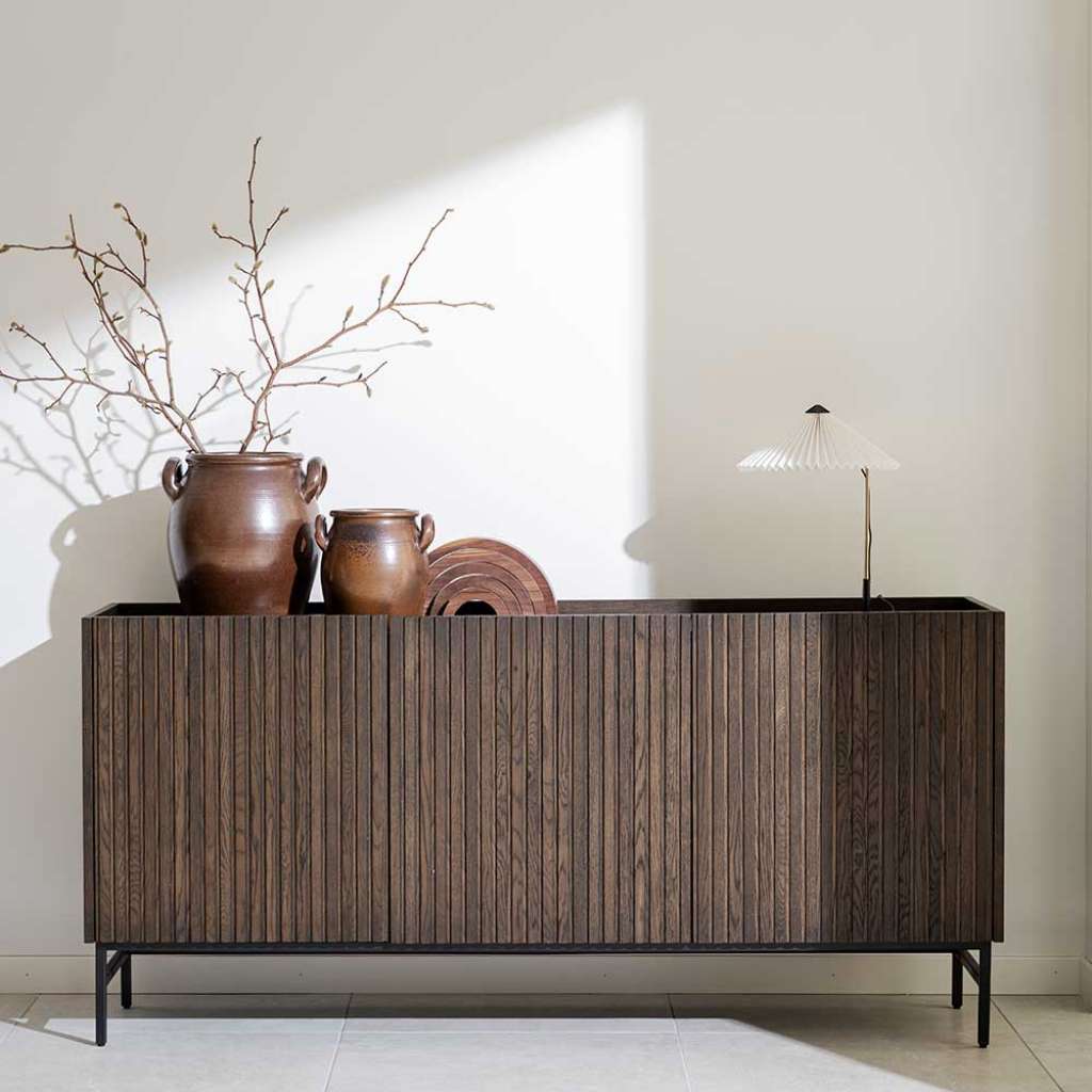 Braunes Sideboard in modernem Design Vierfußgestell aus Metall