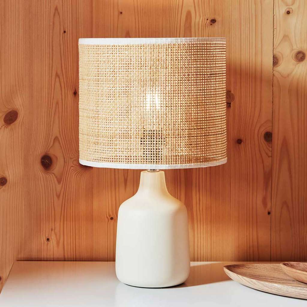 Skandi Stil Tischleuchte in Beige Bambus und Keramik