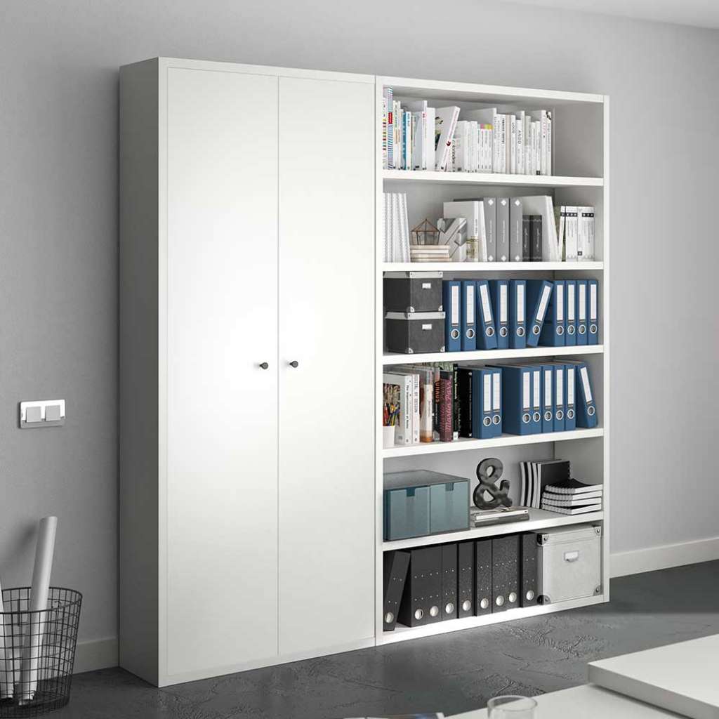 Arbeitszimmer Regalwand Fächer in Ordnerhöhe zwei Türen