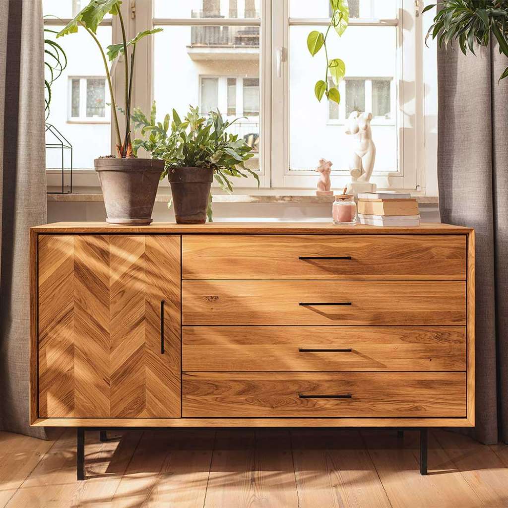 Wildeiche Echtholz Kommode im Skandi Design Vierfußgestell aus Metall