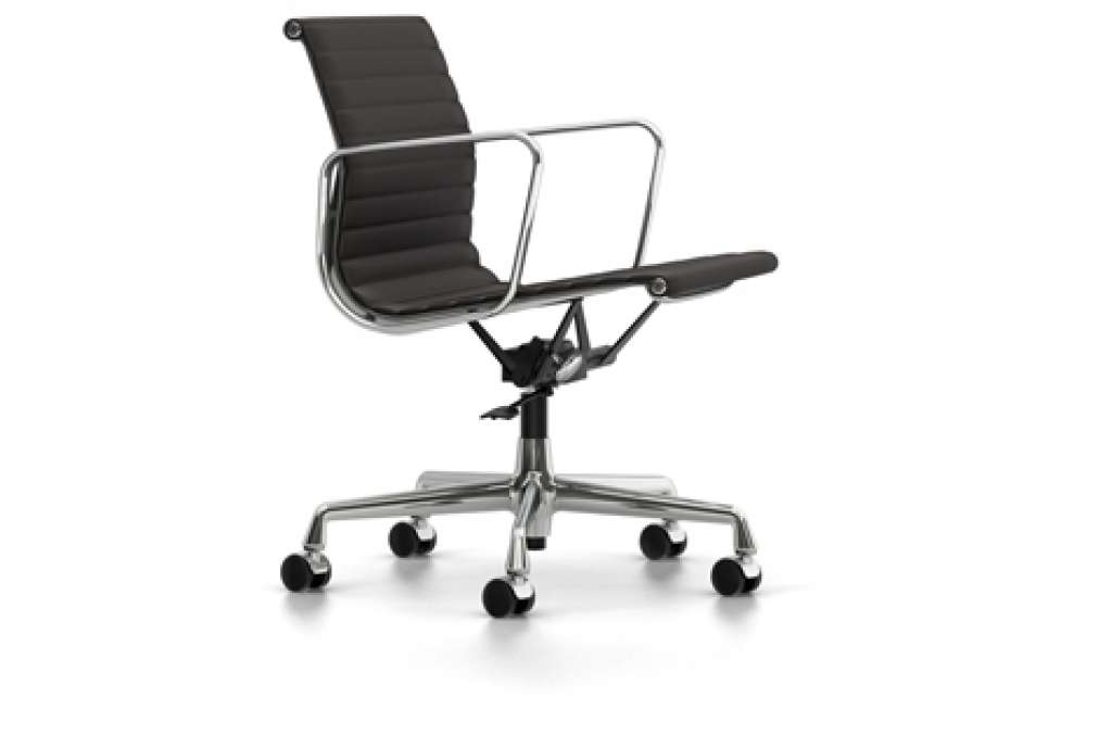 Vitra - Aluminium Chair EA 117, Untergestell poliert, weiche Rollen für harte Böden - Leder - 68 chocolat - indoor