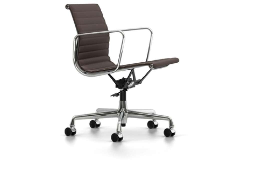 Vitra - Aluminium Chair EA 117, Untergestell poliert, weiche Rollen für harte Böden - Leder - 69 kastanie - indoor