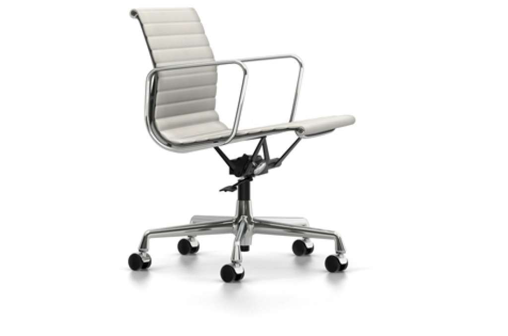 Vitra - Aluminium Chair EA 117, Untergestell poliert, weiche Rollen für harte Böden - Leder - 72 snow - indoor