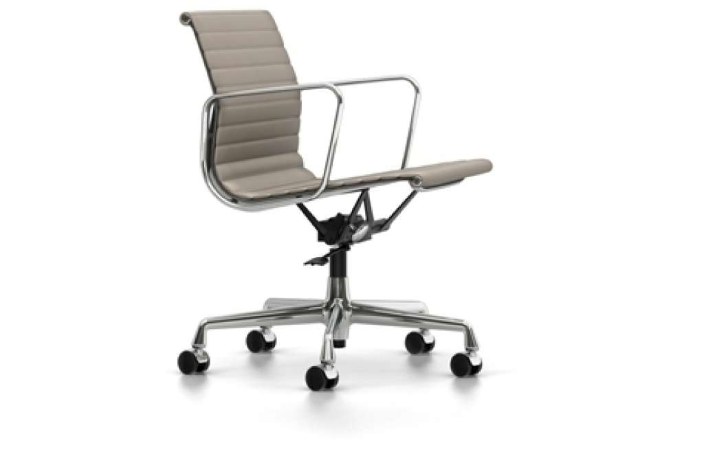 Vitra - Aluminium Chair EA 117, Untergestell poliert, harte Rollen für Teppichboden - Leder - 71 sand - indoor