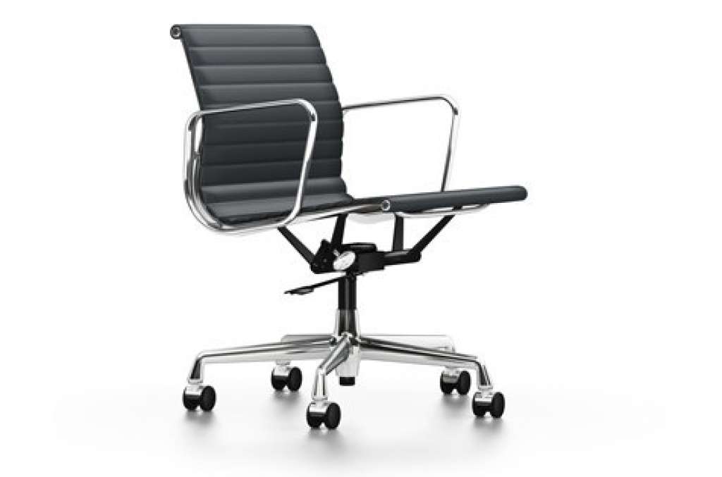 Vitra - Aluminium Chair EA 117, Untergestell verchromt, weiche Rollen für harte Böden - Leder - 67 asphalt - indoor