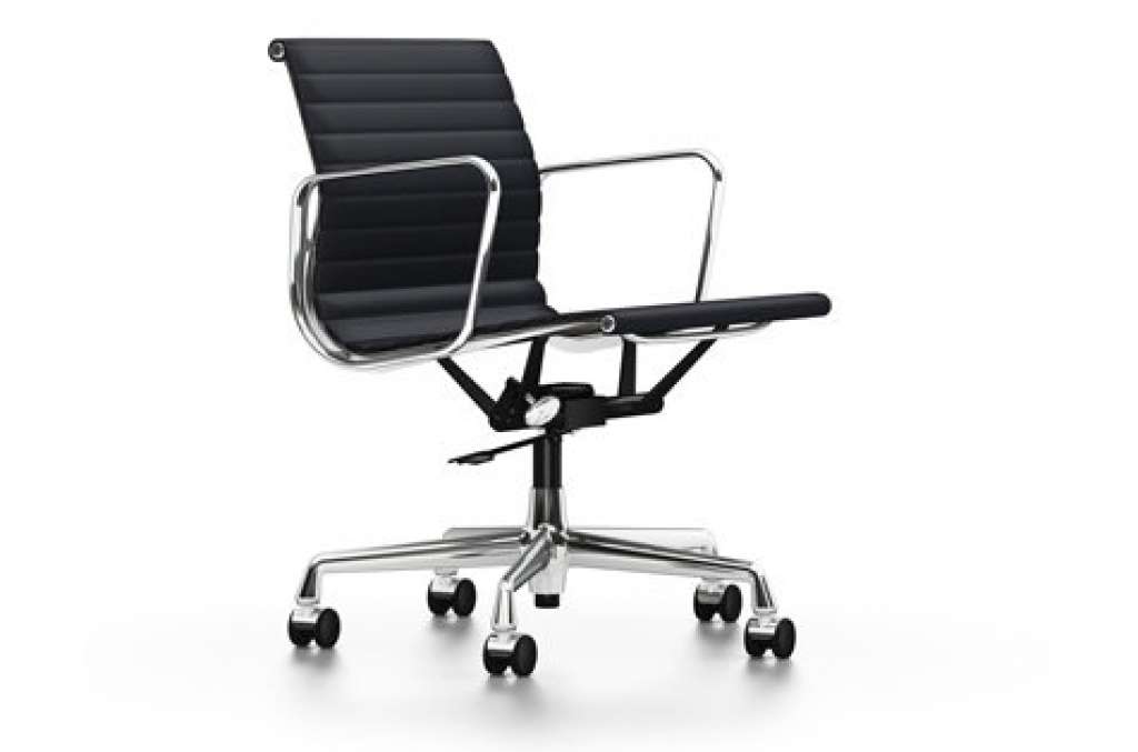 Vitra - Aluminium Chair EA 117, Untergestell verchromt, harte Rollen für Teppichboden - Hopsak - 66 nero - indoor