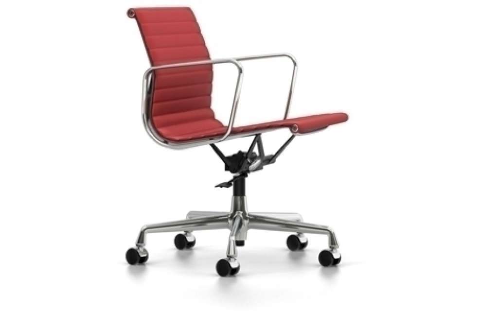 Vitra - Aluminium Chair EA 117, Untergestell verchromt, harte Rollen für Teppichboden - Leder - 70 rot - indoor