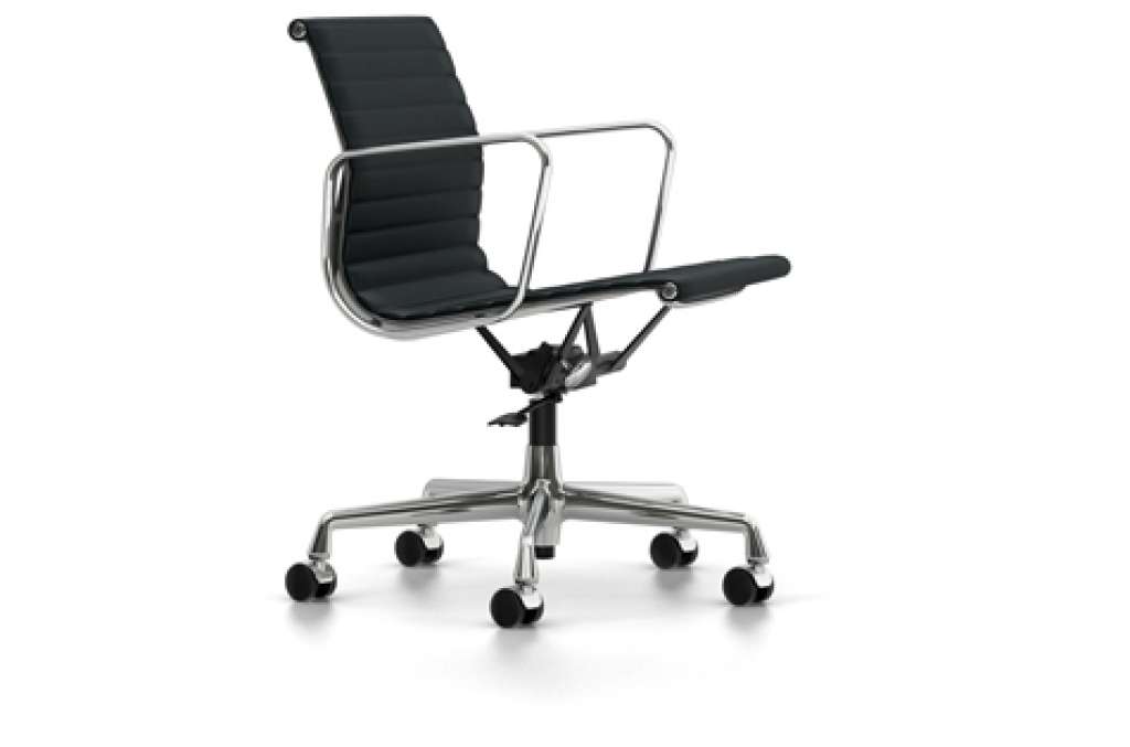 Vitra - Aluminium Chair EA 117, Untergestell verchromt, harte Rollen für Teppichboden - Leder - 66 nero - indoor