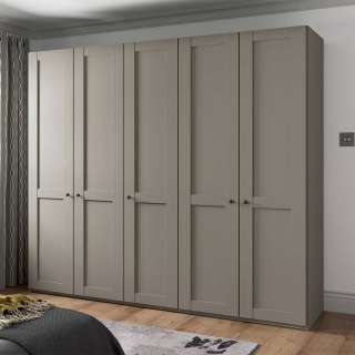 Hellgrauer Kleiderschrank 250 cm breit 5 Drehtüren