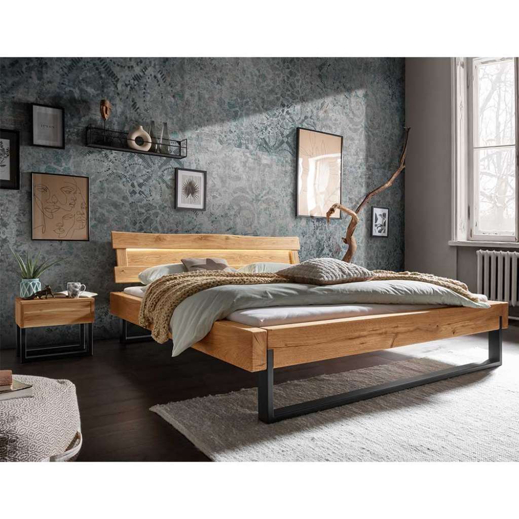 Wildeiche Balkenbett im Industry und Loft Stil Metall Bügelgestell