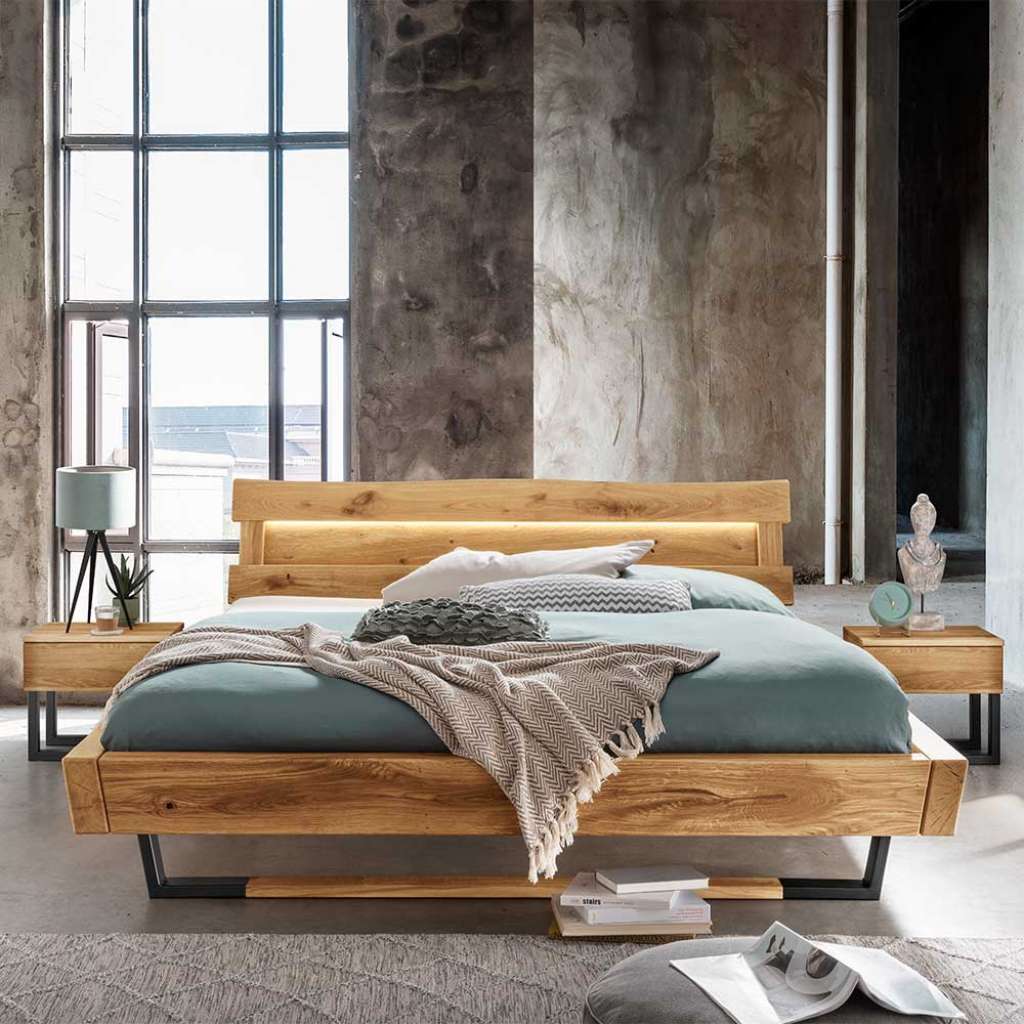 Massives Balkenbett im Industry und Loft Stil Wildeiche und Metall