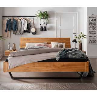 Wildeiche massiv Bett mit Bügelgestell Industry und Loft Stil