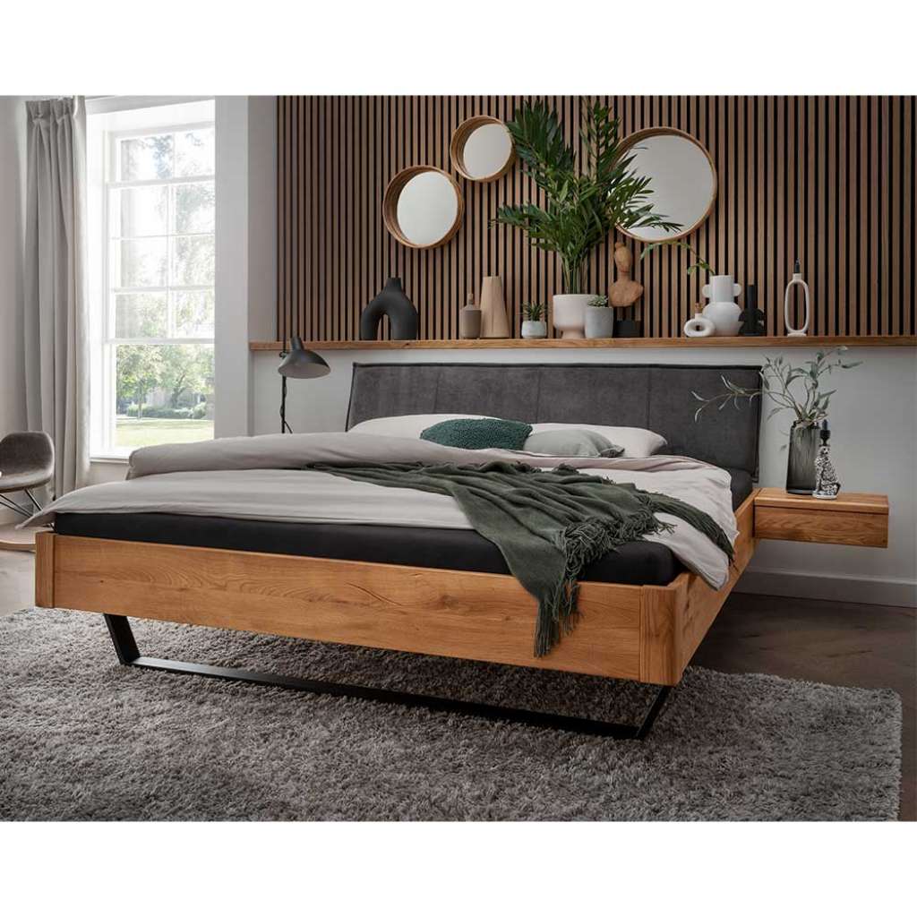 Wildeiche Massivbett mit Bügelgestell aus Metall Industry und Loft Stil