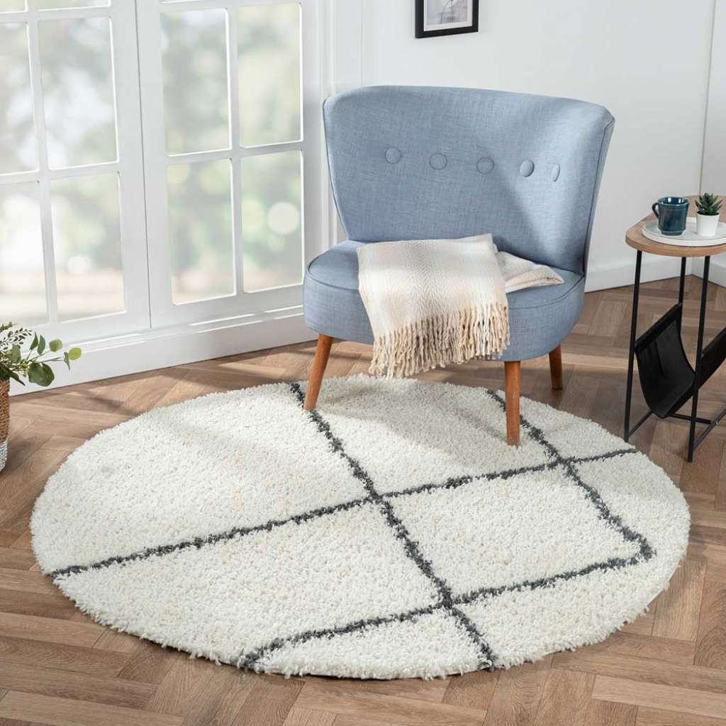 Runder Shaggy Skandi Stil in Cremefarben und Schwarz Rautenmuster