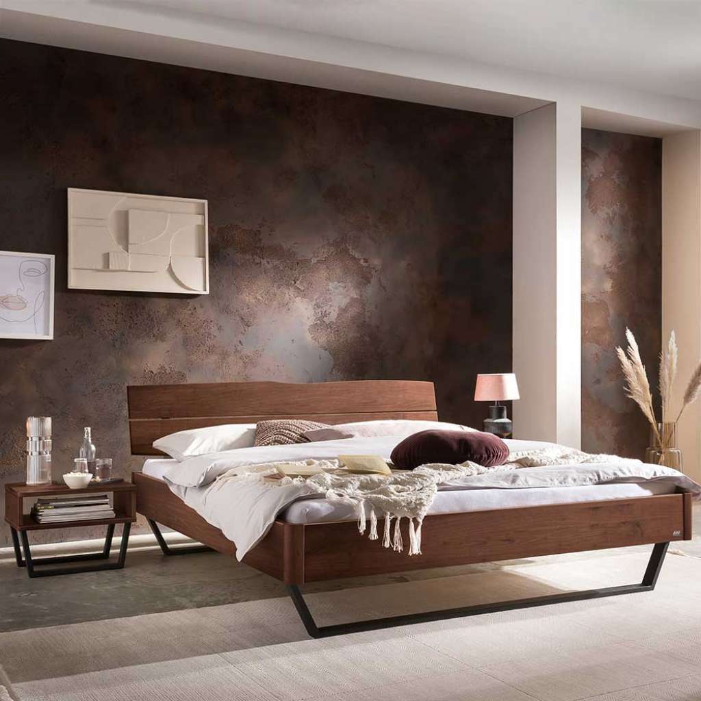 Massivholz Bett Industriestil aus Nussbaum Massivholz Bügelgestell