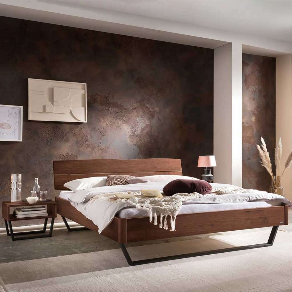 Factory Style Doppelbett aus Nussbaum Massivholz Bügelgestell