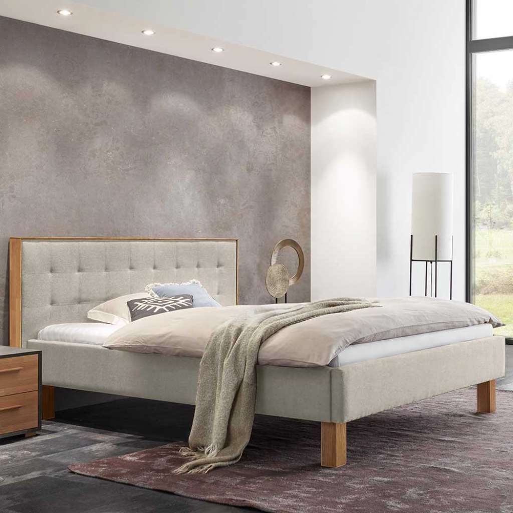 Doppelbett Stoff Polster Beige mit Vierfußgestell aus Holz Eiche Bianco