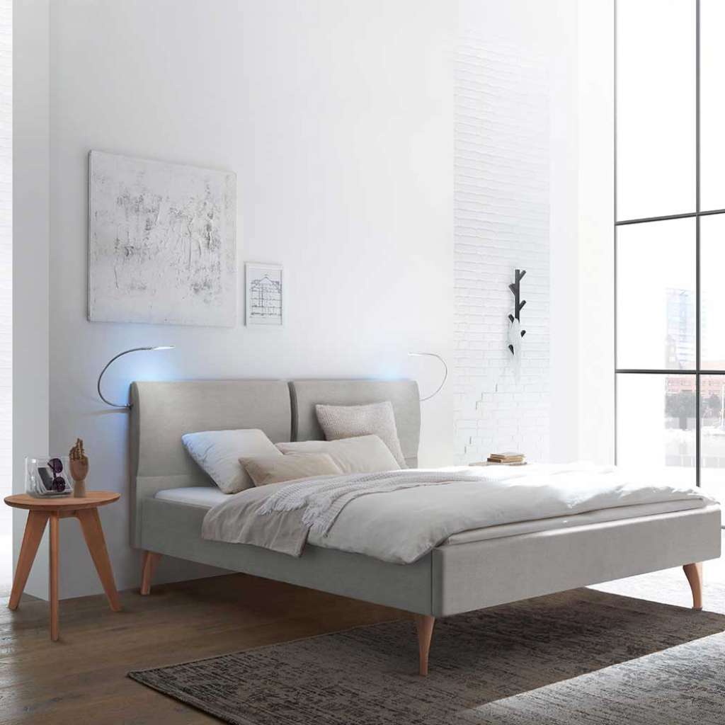 Breites Bett 140x200 cm im Skandi Design Webstoff und Kernbuche massiv