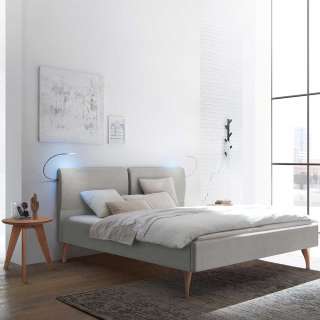 Breites Bett 140x200 cm im Skandi Design Webstoff und Kernbuche massiv