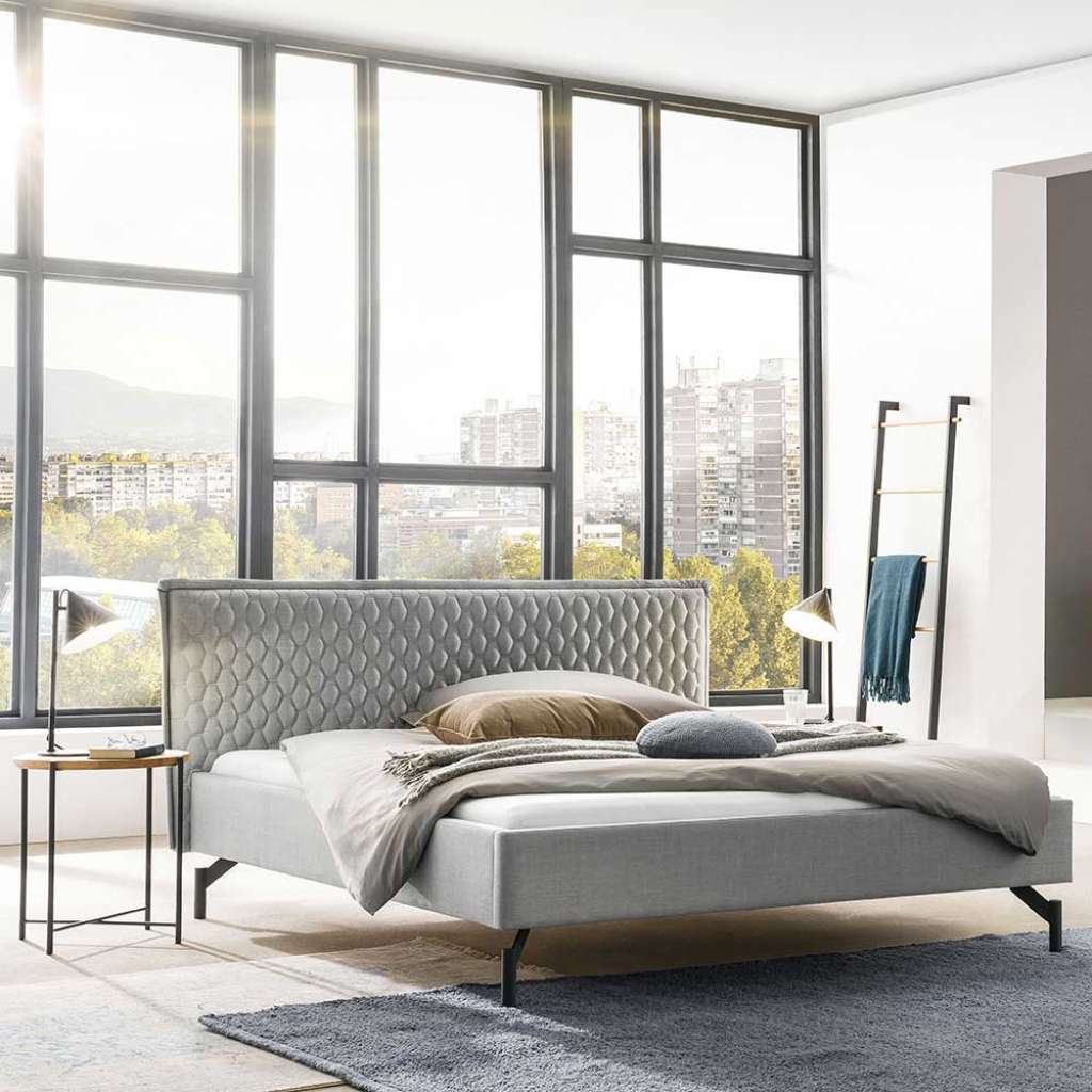 Doppel Bett Stoff Grau im Skandi Design Vierfußgestell aus Metall