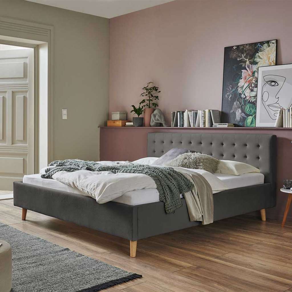 Graues Stoffbett 180x200 cm Liegefläche Vierfußgestell aus Holz