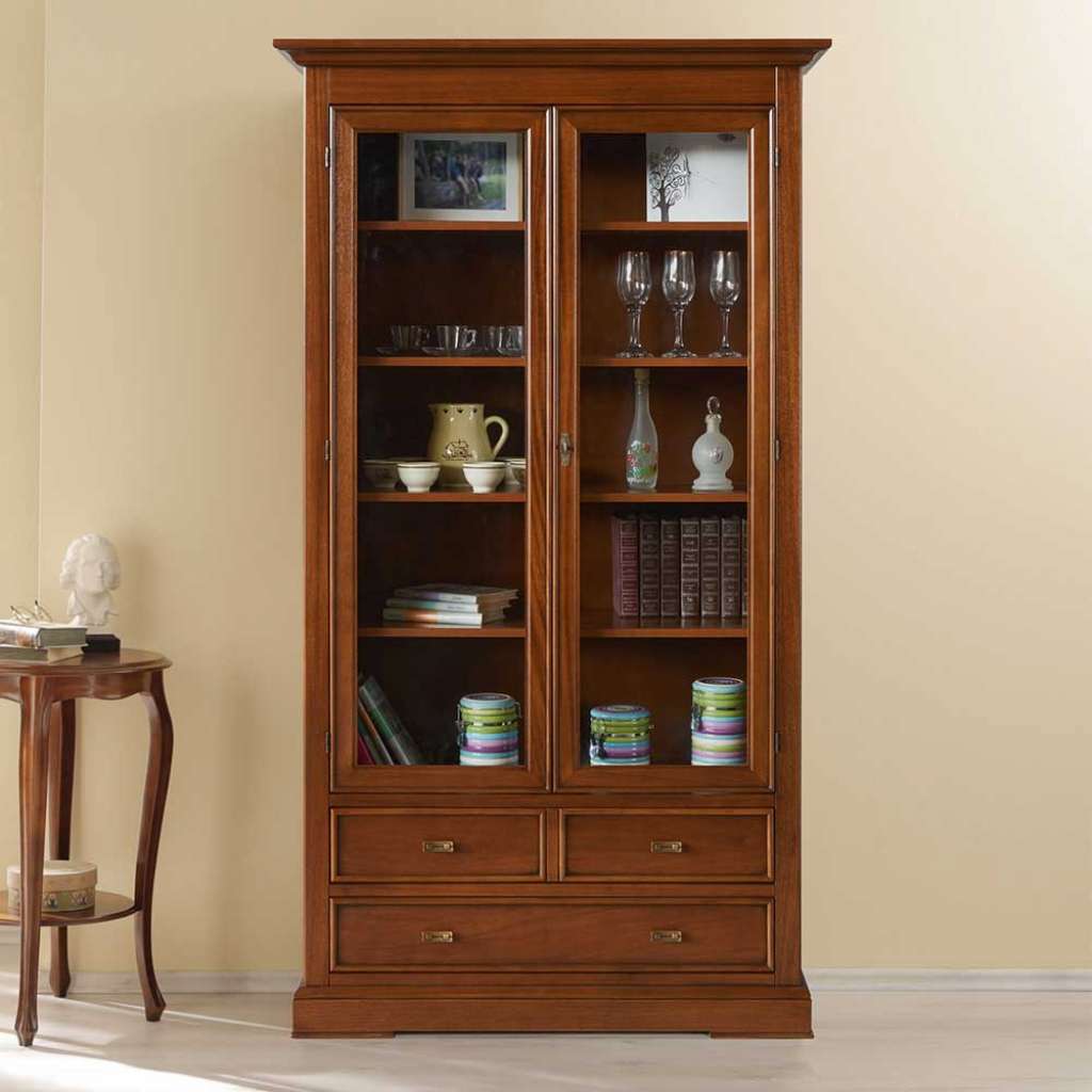 Wohnzimmervitrine in Walnussfarben klassischen Stil