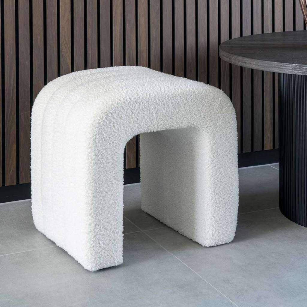 Hocker Polsterhocker im Skandi Design aus Boucle Stoff