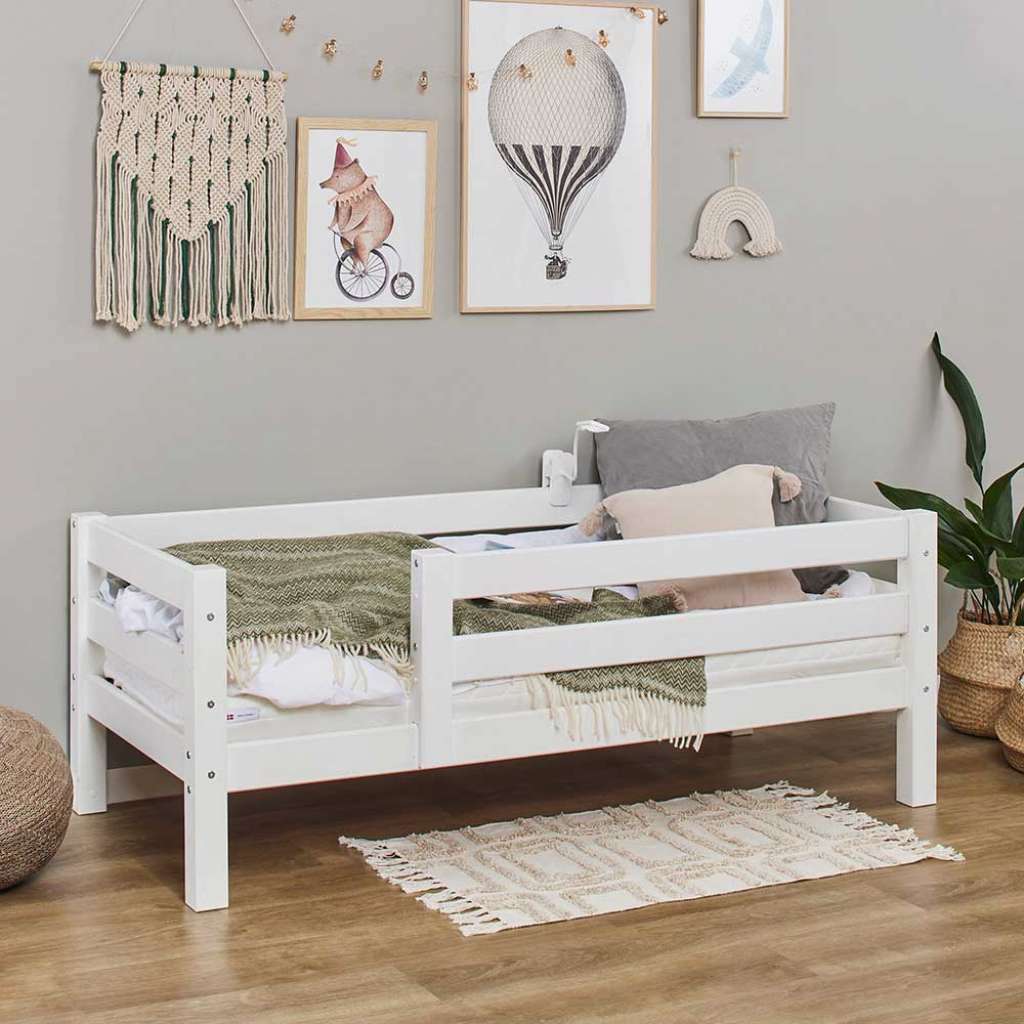 Kinderbett Kinderzimmerbett in Weiß mit Vierfußgestell aus Holz