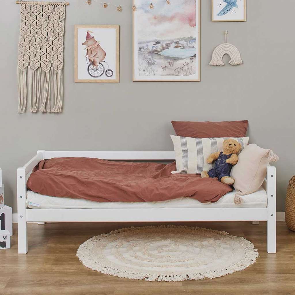 Kinderbett Kleinkinderbett in Weiß aus Massivholz