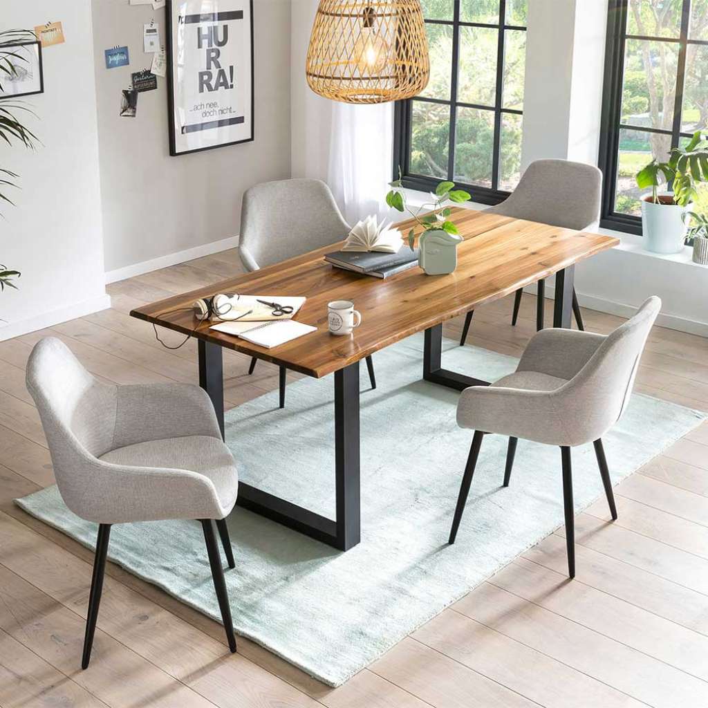 Essgruppe aus Metall vier Stühle (fünfteilig)