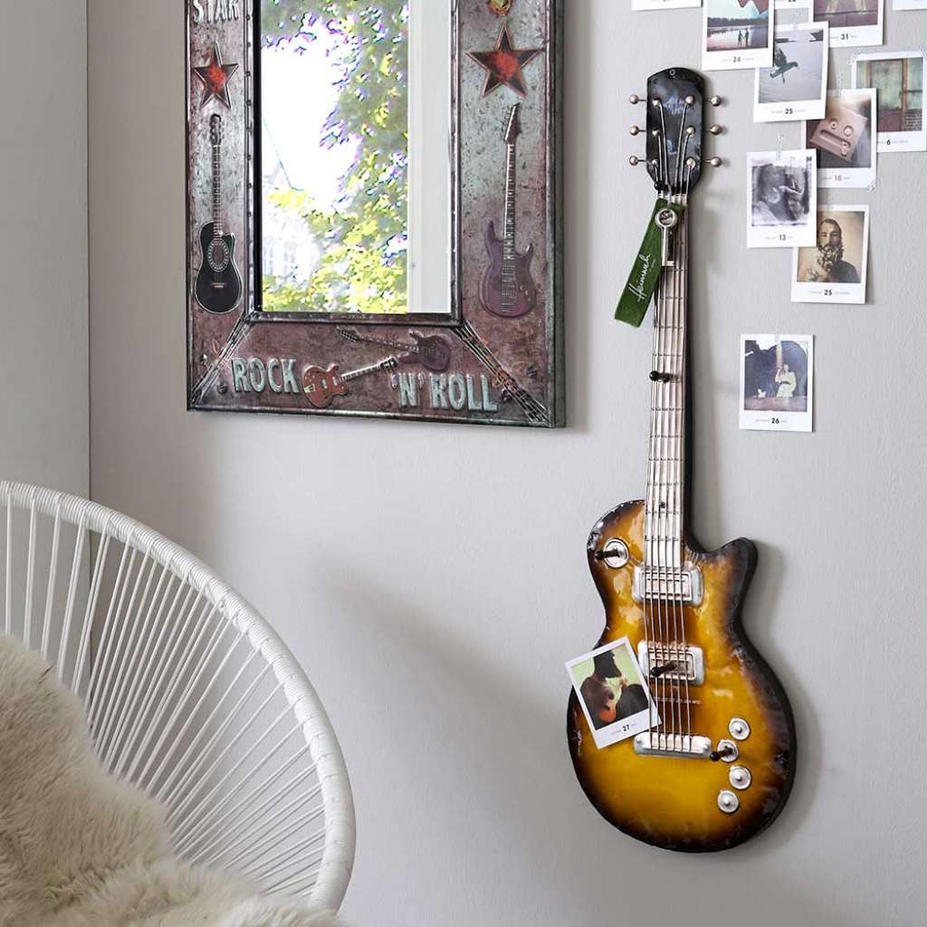 Garderobe als Gitarre Metall