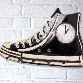 Metall Garderobe in Sneaker Optik mit Uhr
