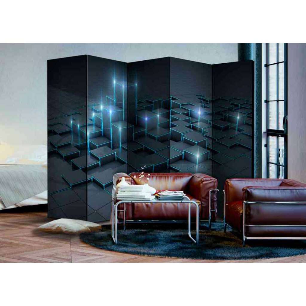 Spanische Wand mit geometrischen Formen im Lichtschein modern