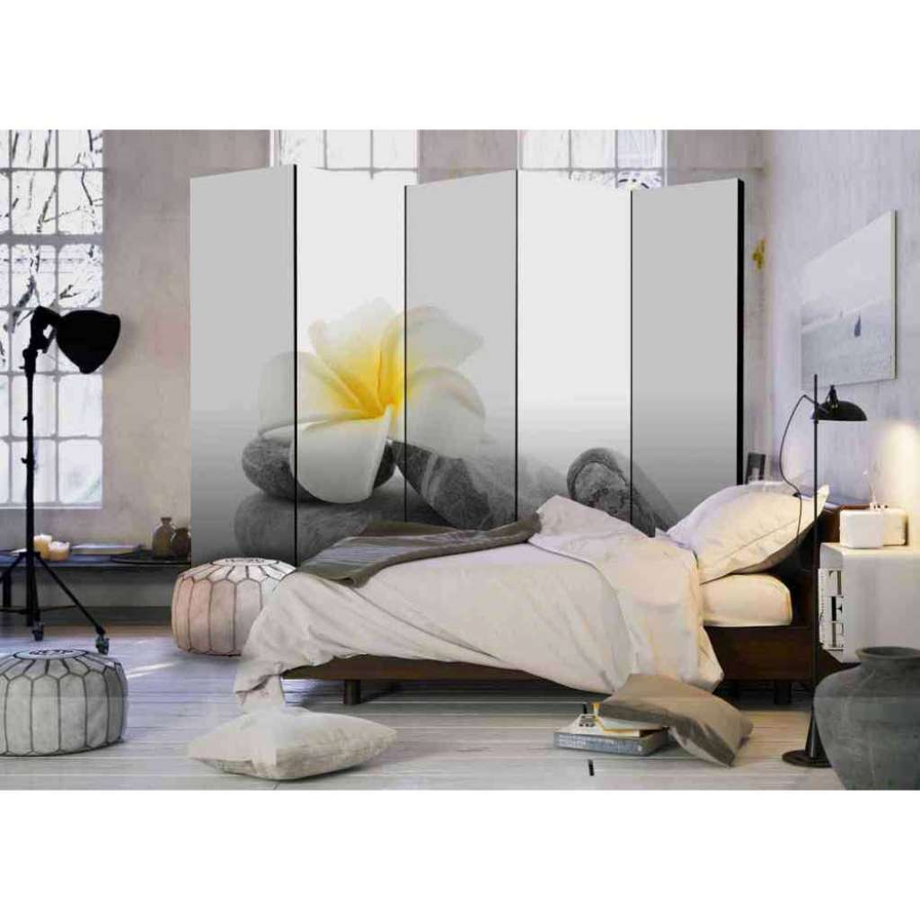 Spanische Wand mit Steinen und Lotusblüte modern
