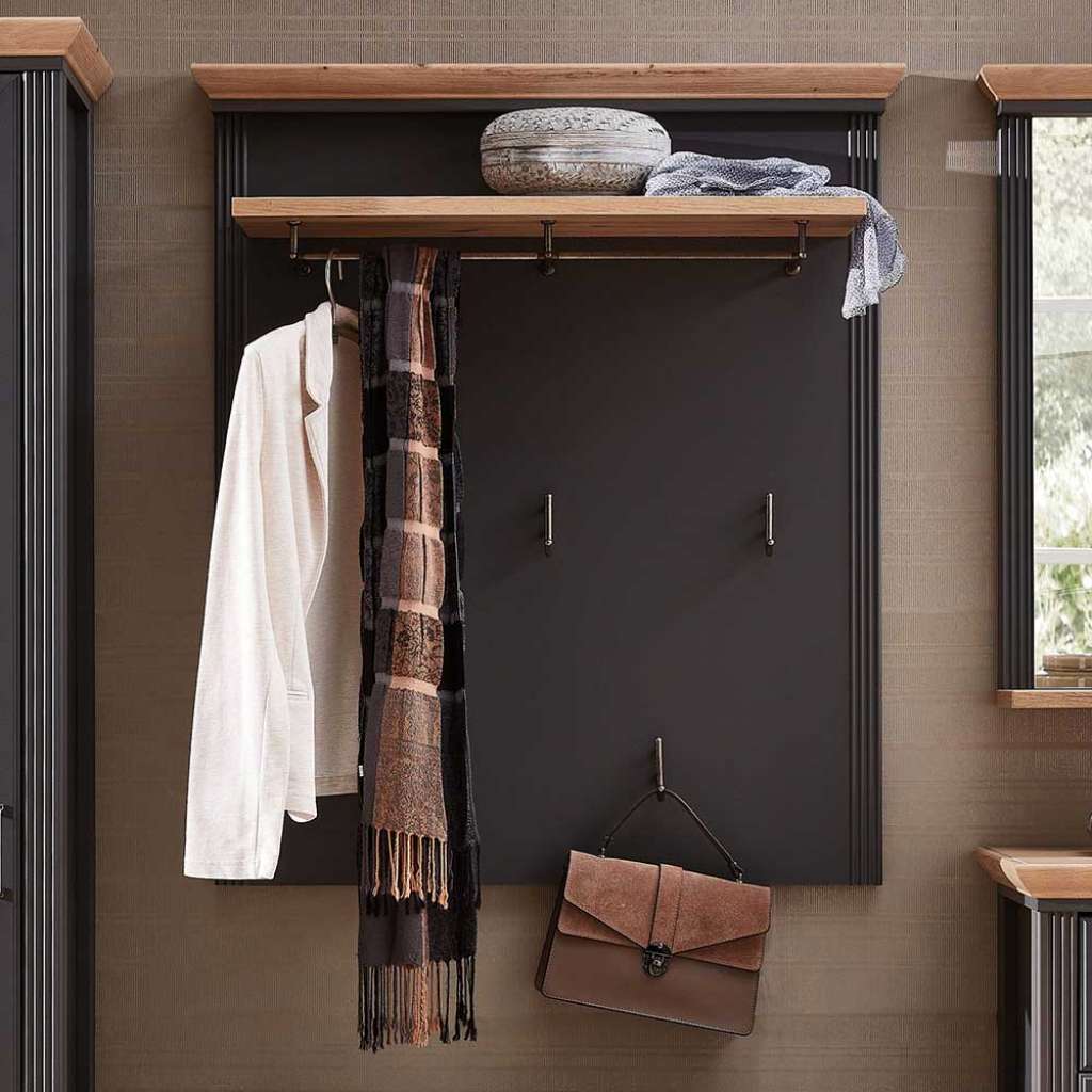Garderobe in Dunkelgrau und Eichefarben hängend