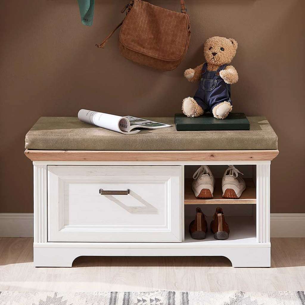 Garderobenbank im Landhaus Design Weiß und Eichefarben
