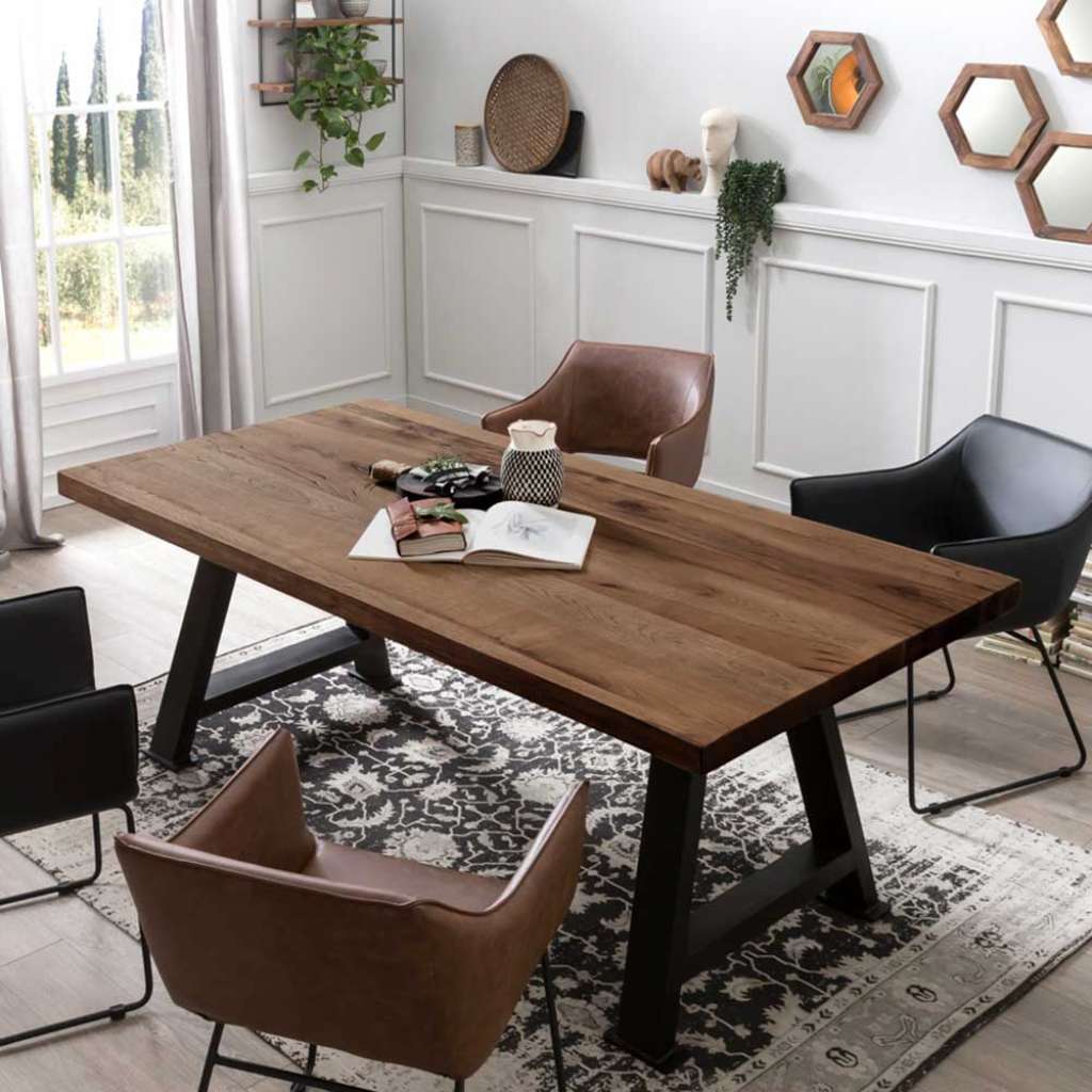 Massivtisch aus Eiche mit Antik Finish schwarzem Metallgestell
